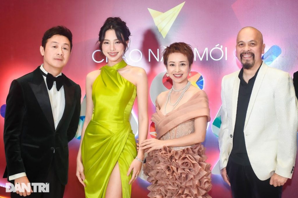 NTK Đức Hùng cùng dàn diễn viên, MC đình đám dự thảm đỏ VTV Awards 2023