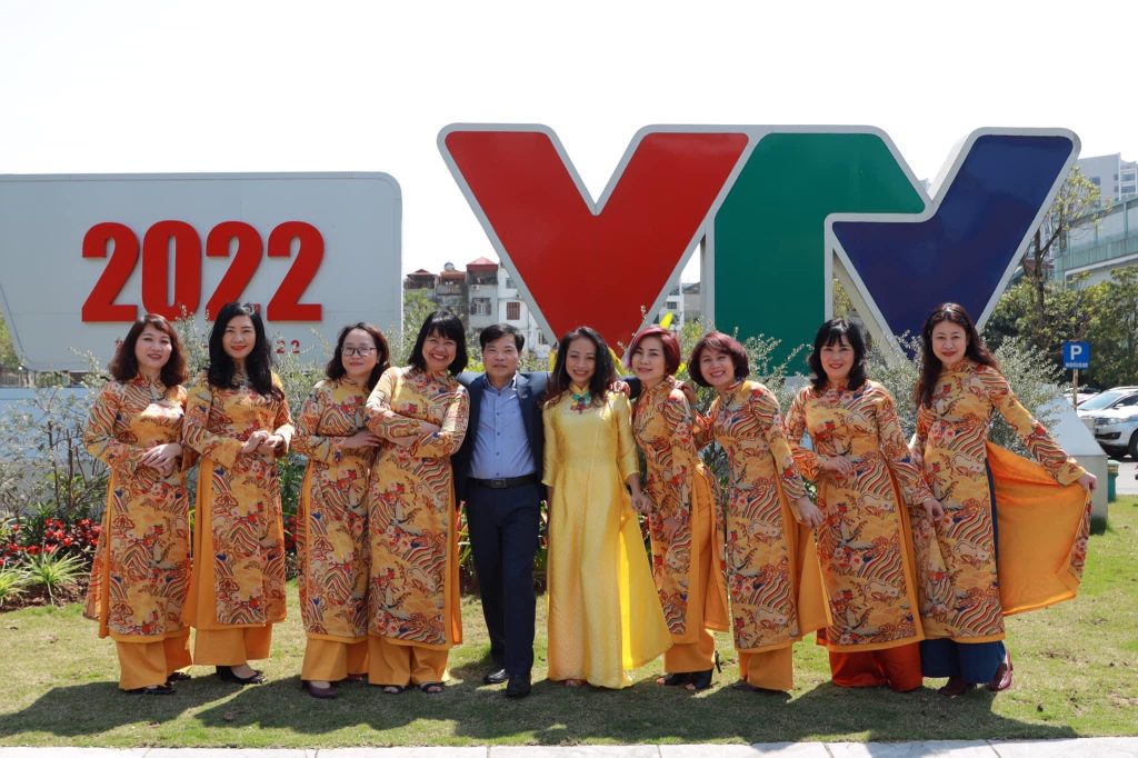 Những người phụ nữ thuộc Công Đoàn Đài THVN rực rỡ trong tà Áo Dài truyền thống